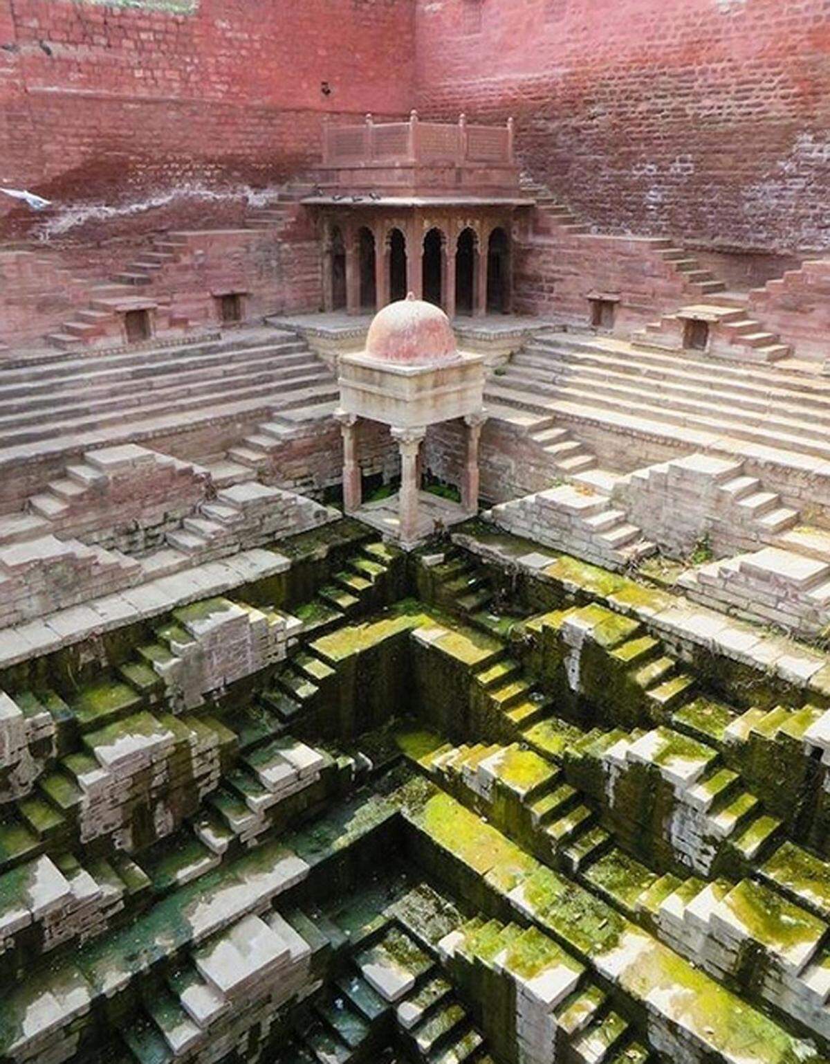 Einer der größten und tiefsten Stufenbrunnen befindet sich im indischen Rajasthan. Die 16 Etagen sind mit 3500 Stufen verbunden.