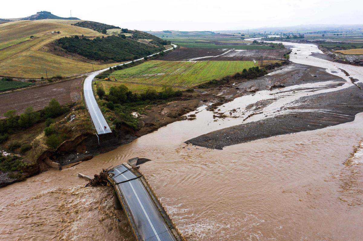 7. September. Eine Luftaufnahme zeigt eine zerstörte Brücke in einem überschwemmten Gebiet in der Stadt Karditsa in Zentralgriechenland.