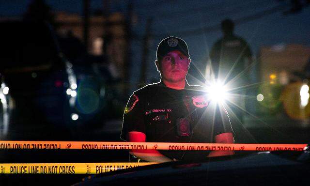 Ein Polizist vor dem Haus des Attentäters in New Jersey.