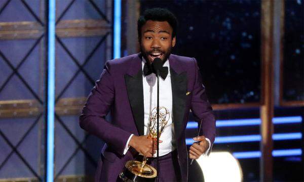 Donald Glover bekam den Preis als bester Comedy-Hauptdarsteller und Regie für "Atlanta". In der Serie spielt er einen ehemaligen Princeton-Studenten, der die angehende Musiker-Karriere seines Cousins managen will. 