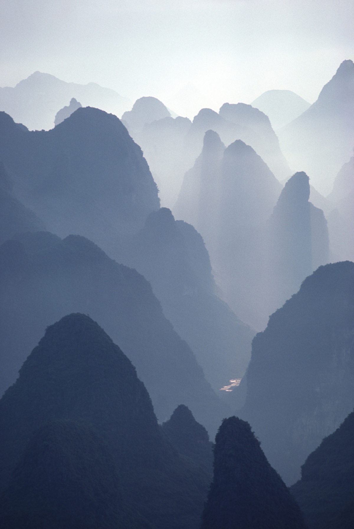 Guilin, China, 1980 Kubota ist der bisher einzige Fotograf, der diese wie die Kulisse eines Fantasy-Films wirkende Karstlandschaft im Süden Chinas aus der Luft fotografieren durfte.