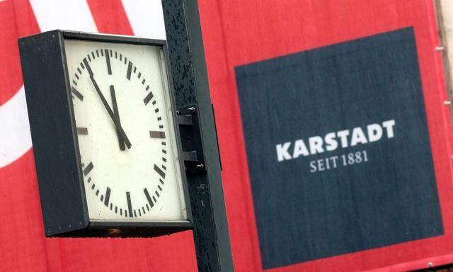 fuenf vor zwoelf fuer die Rettung vom Konzern Karstadt Uhr vor einer Filiale am Stachus in Muenchen