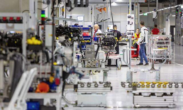 DEU, Deutschland, Stuttgart, 29.11.2018 - Motorenproduktion im neuen Werk 4 bei Porsche. Produktion V8-Motoren. Hier im