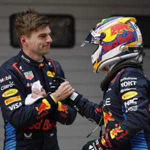 Max Verstappen feiert nach der Pole-Qualifikation mit Sergio Perez.
