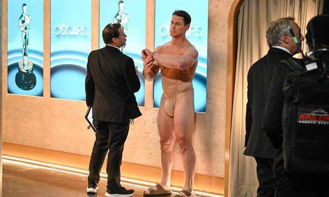 Fast nackt: John Cena, der den Preis für das beste Kostümdesign überreichte