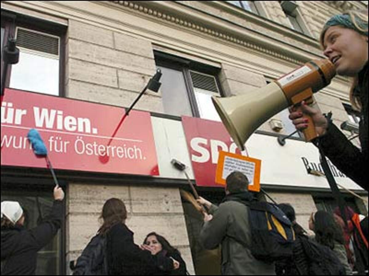 Nach Bekanntgabe der Ergebnisse der Koalitionsverhandlungen am Montag marschieren Vertreter von SPÖ-Jugendorganisationen zur SPÖ-Zentrale in der Löwelstraße. Besen und Schrubber sollten die Billiglohn-Qualitäten der Studenten signalisieren. Für die vorgesehene Sozialarbeit erhalten Studierende nämlich lediglich 6,05 Euro pro Stunde.
