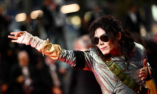 Nein, das ist nicht Michael Jackson. Sondern ein Double bei den Filmfestspielen in Cannes im Mai. (Photo by LOIC VENANCE / AFP)