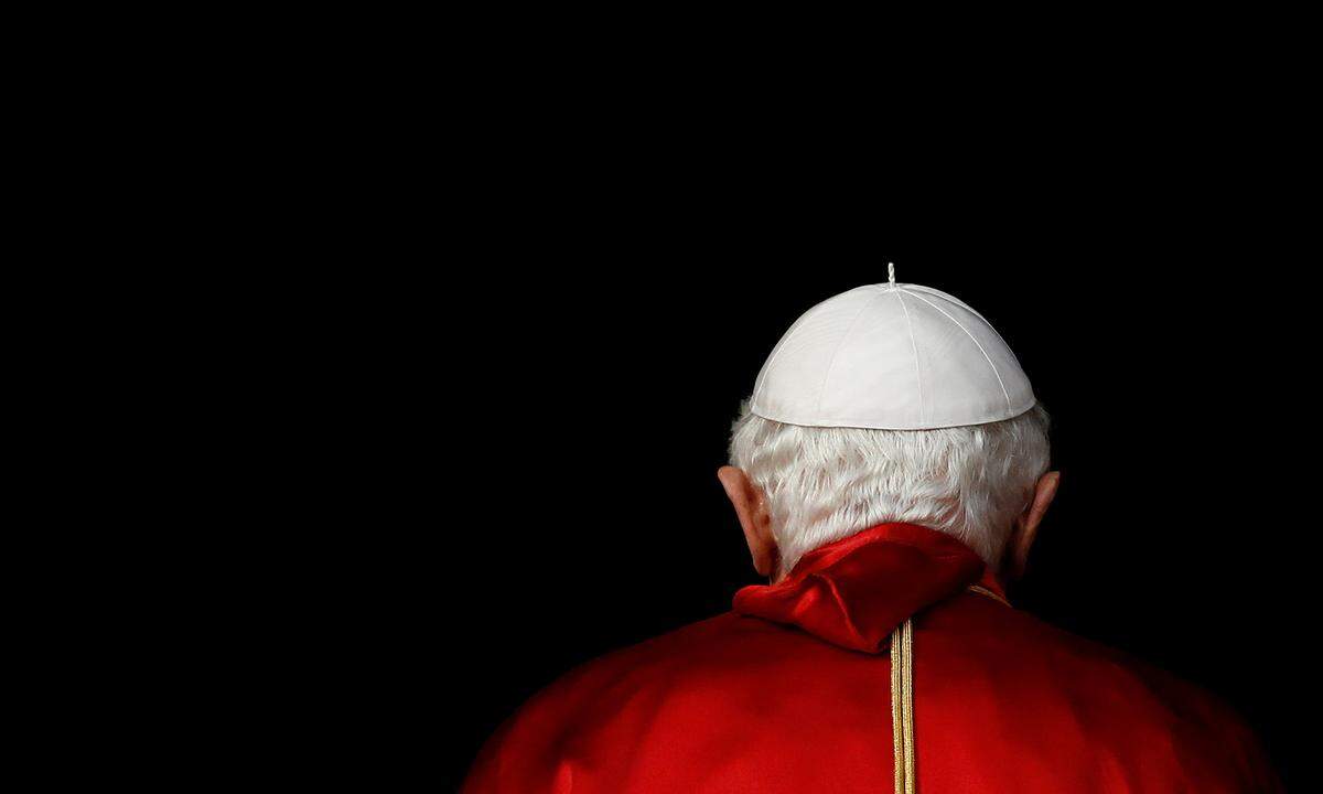 17. September 2010. Es war das Jahrzehnt der zwei Päpste. Papst Benedikt XVI. kündigte im Jahr 2013 an, auf das Amt verzichten zu wollen. Franziskus (ohne Zahl, weil der erste Papst mit einem bestimmten Namen solange ohne Zahl bleibt, bis es einen zweiten gibt) folgte ihm nach.