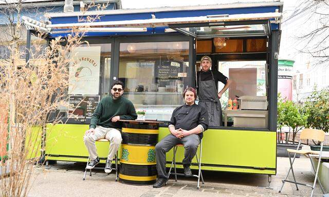 „Eisbazar“-Inhaber Farhud Farassati, Dorian Neureiter und Valentin Masoner  servieren am Brunnenmarkt noch bis Mitte April mit dem Pop-up „Die Tackerei“ österreichische Tacos.