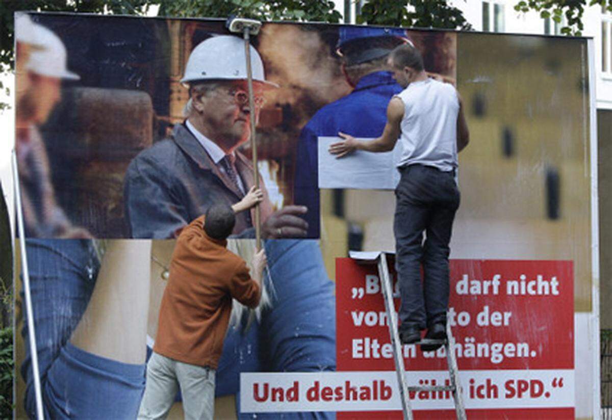 Die SPD setzt mit ihren Plakaten ganz auf den Kanzlerkandidat Frank-Walter Steinmeier. Auf einem der Plakate ist er - ganz Sozialdemokrat - mit Helm im Gespräch mit Bauarbeitern zu sehen.