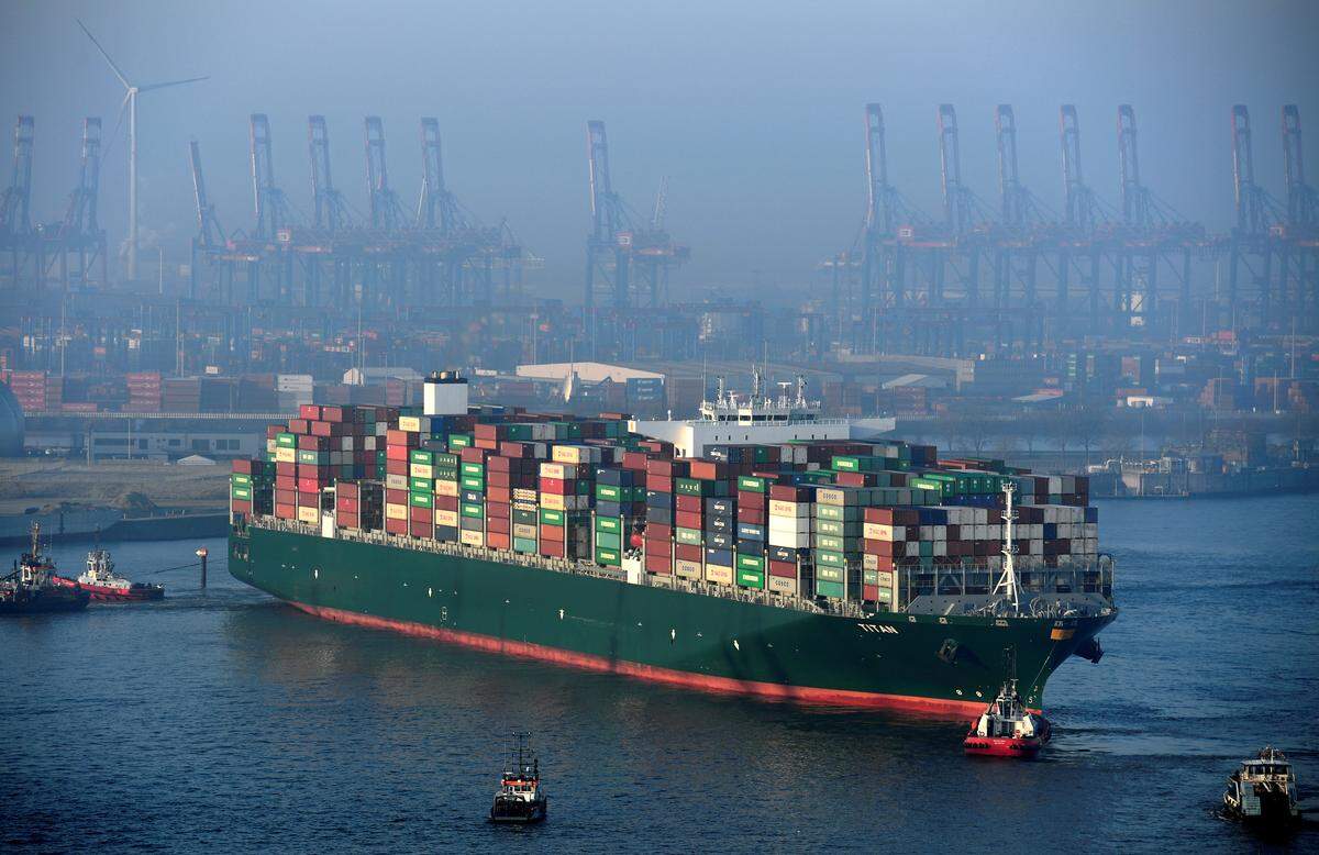 Millionen von Containern werden jährlich rund um die Welt verschifft. Die größten Häfen fertigen weit mehr als 30 Millionen Container pro Jahr ab, dieser Wert wird in TEU (Twenty-foot Equivalent Unit) angegeben. In Europas größten Häfen wie Hamburg, Antwerpen oder Rotterdam liegt der Wert vergleichsweise zwischen 9 und 12 Millionen TEU. Gleich sechs der zehn größten Häfen der Welt befinden sich mittlerweile in China. Hier ein Ranking der größten Häfen rund um den Globus: