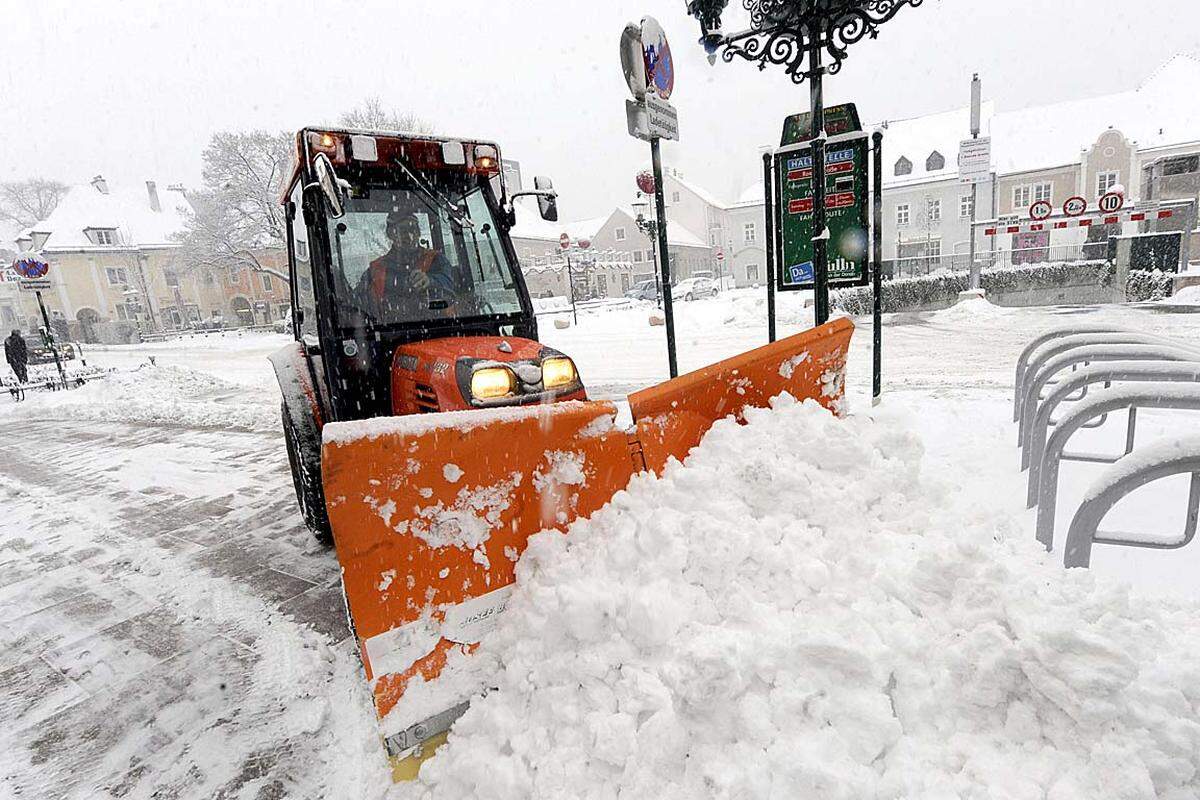 So einen Wintereinbruch Anfang Dezember gibt es in Österreich nur alle paar Jahre: Starke Schneefälle haben im ganzen Land für Verkehrsbehinderungen und Unfälle gesorgt. Im Bild ein Schneepflug am Hauptplatz in Tulln