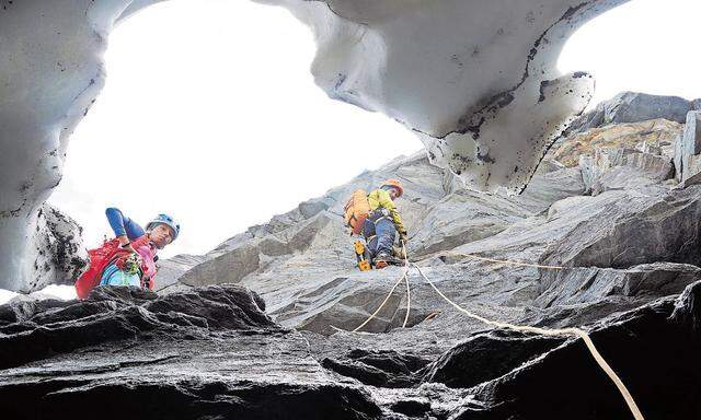 Geologen bei der Arbeit: Im Rahmen des Forschungsprojekts Arge Alp, das Felsstürze im Permafrost behandelt.