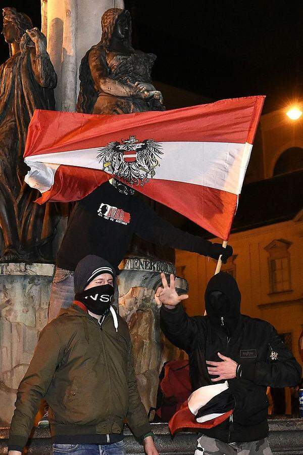 Einige Pegida-Anhänger zeigten den neonazistischen "Kühnengruß", eine Abwandlung des verbotenen "Hitlergrußes".