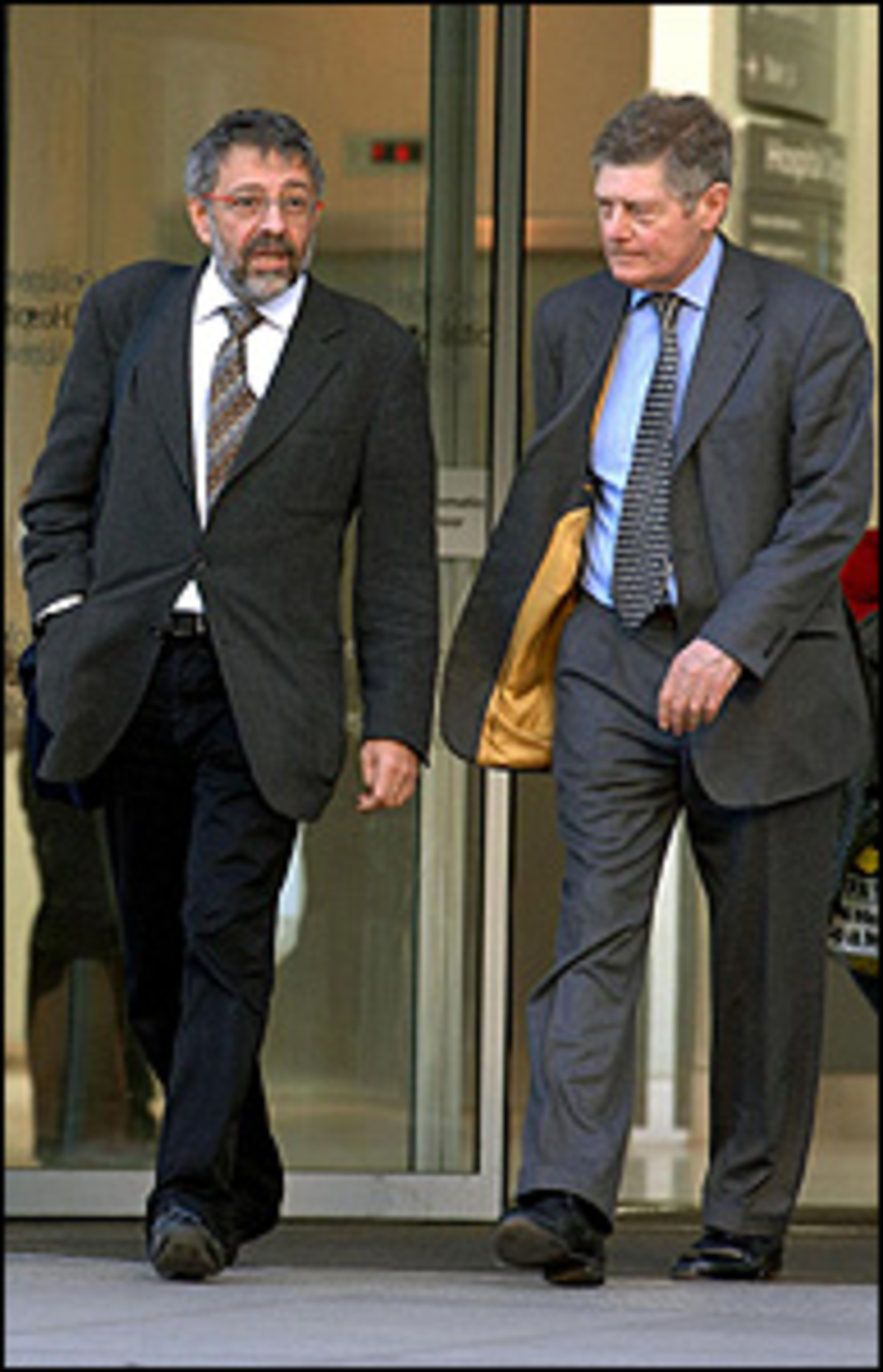 Britische Zeitungen berichten über eine Vergiftung des Ex-Spions. Der Toxikologe John Henry (Im Bild rechts) geht von einer Vergiftung mit Thallium aus. Ein Gramm des Schwermetalls kann beim Menschen bereits tödlich wirken.