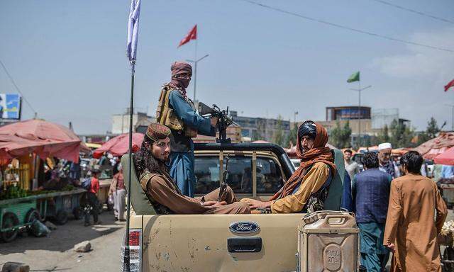 Die neuen Herren von Kabul. Taliban-Kämpfer patrouillieren in ihrem Pick-up durch die afghanische Hauptstadt.