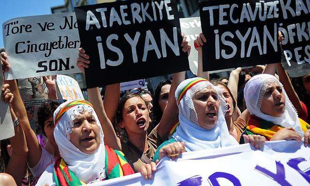 Türkische Frauen protestieren gegen häusliche Gewalt und Unterdrückung