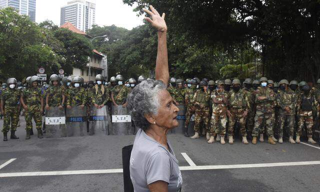 Die Proteste gehen auch gegen den Interimspräsidenten weiter. „Ranil, go home“, lautet das Motto der Demonstranten in der Hauptstadt Colombo.