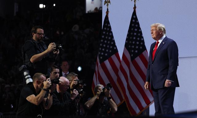 Donald Trump ließ sich vor seiner Rede am Donnerstagabend auf der Bühne des Fiserv Forum in Milwaukee feiern.