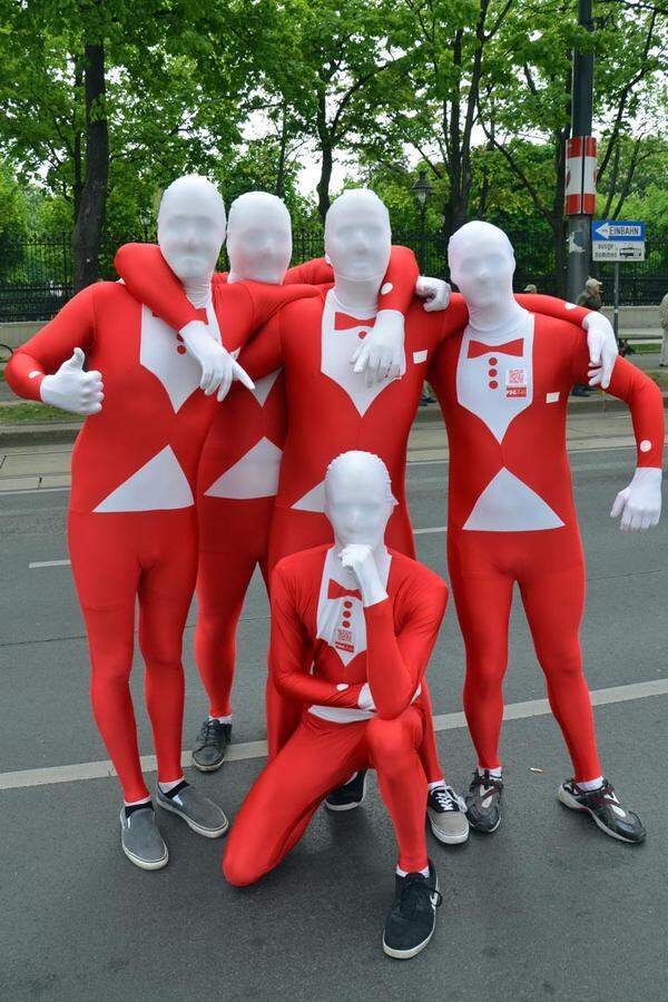 Wie nahe sie der SPÖ stehen, beweisen diese fünf Genossen mit ihren hautengen Anzügen.