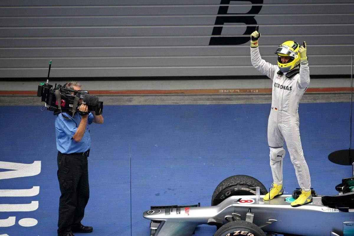 14. April 2012, Shanghai, China: Er fährt erstmals den besten Startplatz heraus. Nicht Schumacher, sondern Rosberg verschafft auch Mercedes einen historischen Moment mit der ersten Pole seit dem Comeback als Werksteam. Rosberg: "Das ist der absolute Hammer, ein gigantisches Gefühl." Die bis damals letzte Pole als Mercedes-Werksfahrer hatte am 11. September 1955 der letztlich fünffache Champion Juan Manuel Fangio geholt. 15. April 2012, Shanghai, China: Sieg im 111. Rennen seiner Karriere. Rosberg ist 26 Jahre alt und der erste siegreiche Mercedes-Werksfahrer seit dem legendären Fangio in den 50er-Jahren. "Ich bin unglaublich happy. Der Hammer", sagt er nach dem Großen Preis von China.