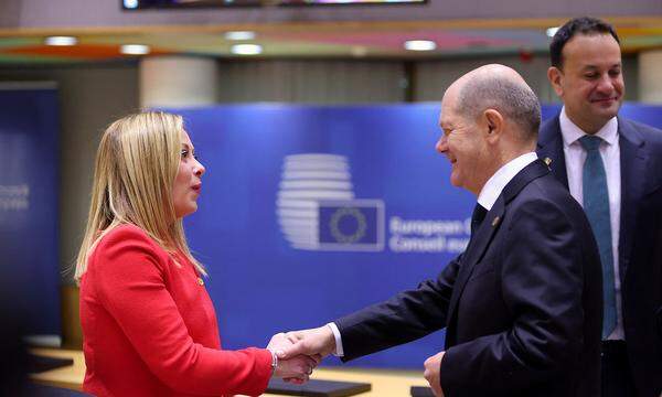 EU-Gipfel in Brüssel: Meloni im Gespräch mit dem deutschen Kanzler Scholz.
