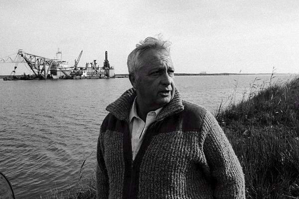 Am Kanal: Scharon, damals Verteidigungsminister, legt im Jänner 1982 nach einem Besuch in Ägypten einen Zwischenstopp am Suez-Kanal ein.