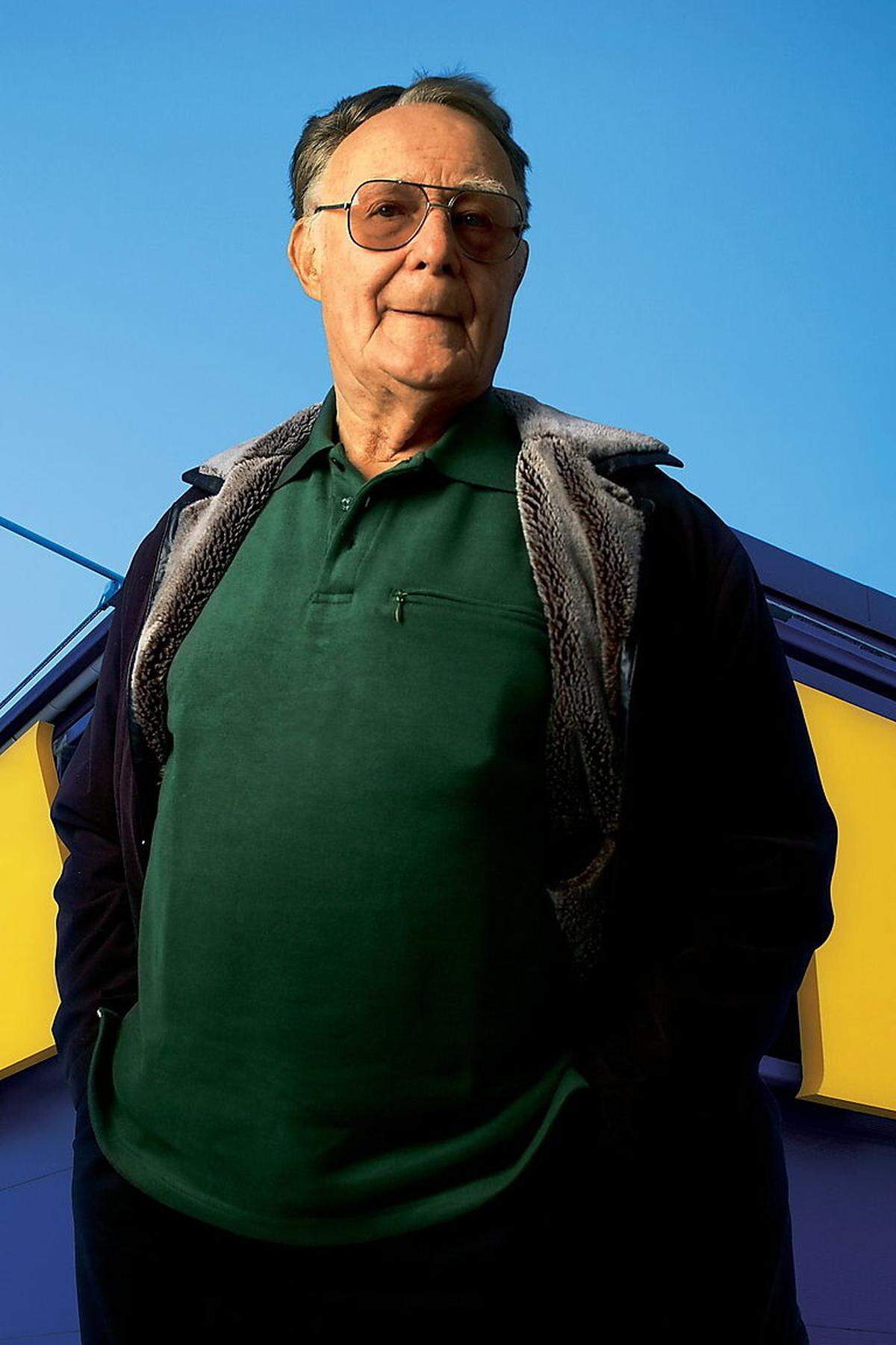 Er ist einer der reichsten Menschen der Welt - doch beim Kleiderkauf ist Ikea-Gründer Ingvar Kamprad knausrig. "Ich glaube nicht, dass ich etwas trage, das nicht auf Flohmärkten gekauft wurde", sagte der 89-Jährige in einer Doku, die im schwedischen Fernsehen ausgestrahlt wurde. "Ich möchte mit gutem Beispiel vorangehen", so der Milliardär. Schließlich ist der Gründer der schwedischen Möbelkette davon überzeugt, dass es Ikea auch wegen seiner Sparsamkeit zu einer der weltweit erfolgreichsten Marken geschafft hat. Es liege "in der Natur von Smaland, knausrig zu sein", sagte Kamprad mit Blick auf seine Heimatregion. Aus dieser kommt übrigens auch Astrid Lindgren (1907-2002). Man erzählt über die bekannte Autorin, dass sie nicht einmal Brotkanten wegwerfen konnte - und ihren Reisauflauf immer wieder aufgewärmt hat.