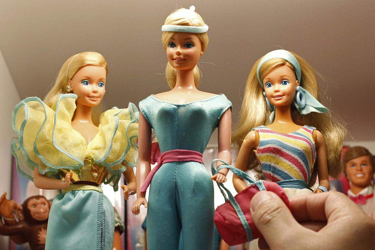 Auch die üppig dargestellte Oberweite war von Feministinnen über Jahrzehnte hinweg kritisiert worden.Bei genauerer Betrachtung hat sich die Barbie deutlich verändert. Man kann sagen, dass sie im 21. Jahrhundert angekommen ist: