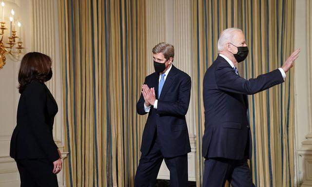 Vizepräsidentin Harris, Klimabeauftragter Kerry und Präsident Biden setzen erste Schritte.