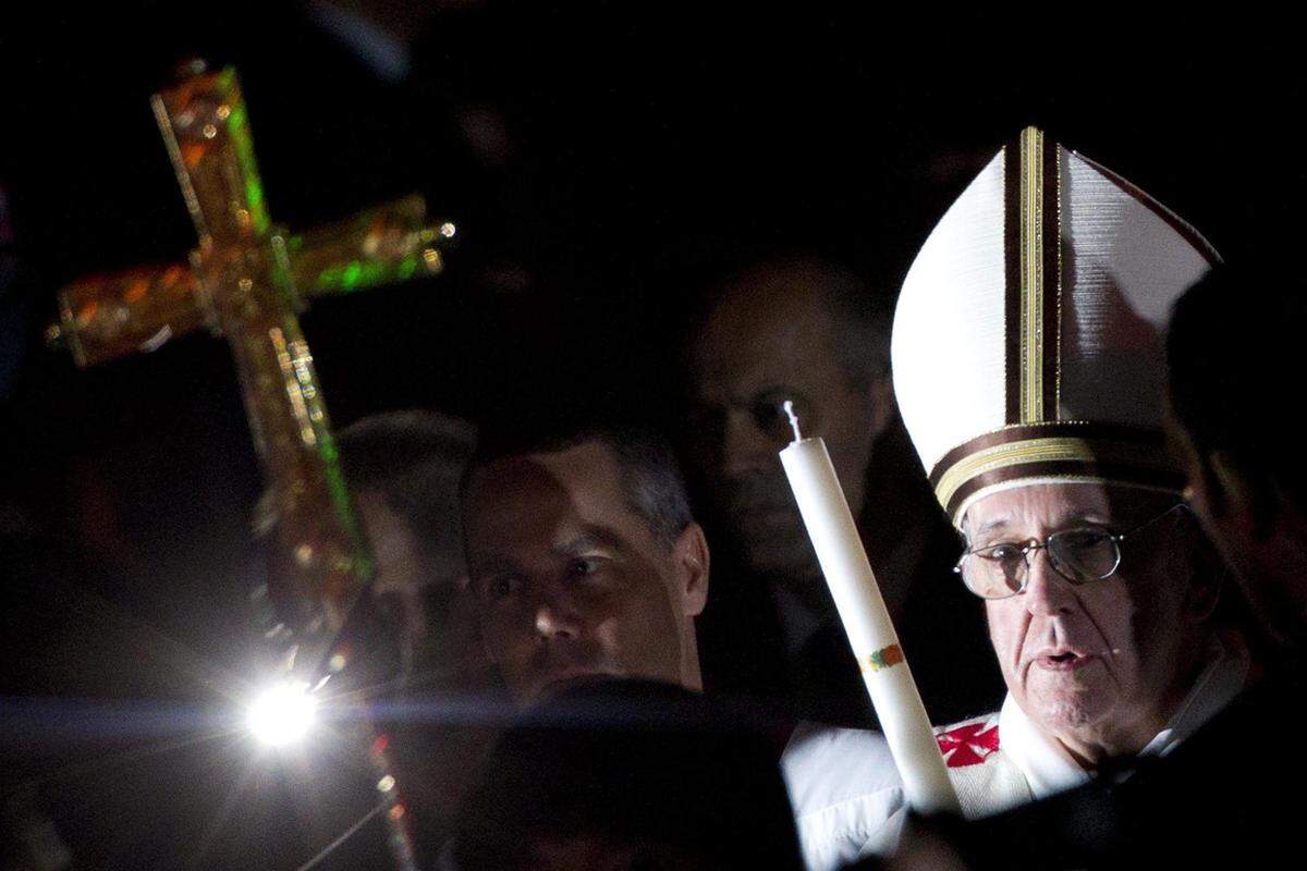 In der Nacht hatte Franziskus im Dom die Osterwache gefeiert. Dabei wurde in der Vorhalle der Kirche das Osterlicht entzündet und in den Petersdom gebracht. Der Papst taufte vier Erwachsene. Franziskus hatte sich in der Osternacht auch an die Ungläubigen und jene Katholiken gewandt, die sich von Gott entfernt haben. Diese sollten "einen Schritt nach vorne" tun, und Gott werde sie mit offenen Armen empfangen.