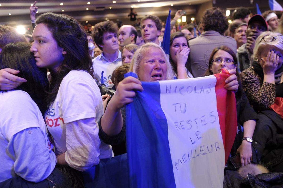 Bei den Anhängern von Amtsinhaber Nicolas Sarkozy flossen unterdessen Tränen.