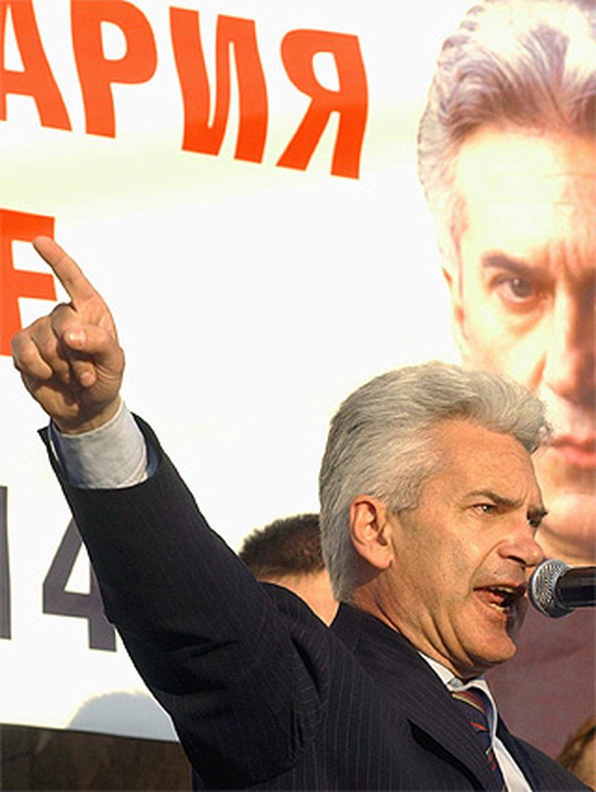 Im Mai 2005 gründete der bulgarische Ultranationalist und Antisemit Wolen Siderow die Partei Ataka. Einen Monat später errang die Koalition Ataka, die aus mehreren rechtsextremen Parteien besteht, 8,9 Prozent der Stimmen bei den Parlamentswahlen. Bei den Wahlen 2009 hielt Ataka ihre Abgeordneten.