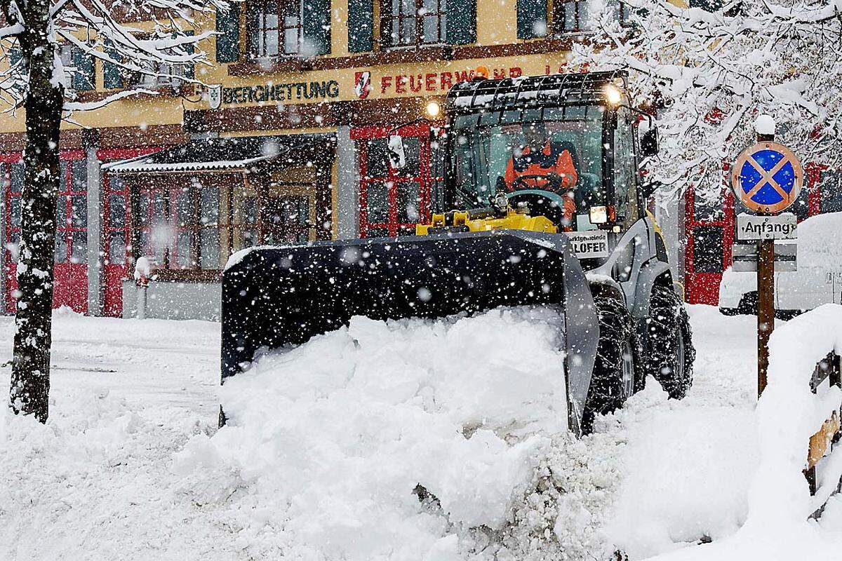 In Vorarlberg und Tirol kann sich stellenweise Glatteis durch gefrierenden Regen bilden.Im Bild ein Schneeräumfahrzeug in Lofer, Salzburg