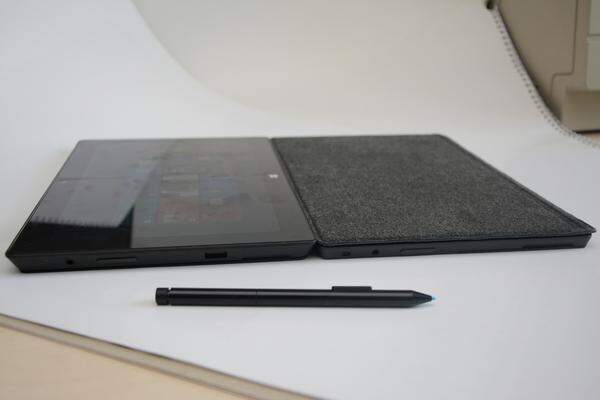 Selbst ohne Cover ist das Surface Pro so dick wie das Surface RT mit Touch Cover.