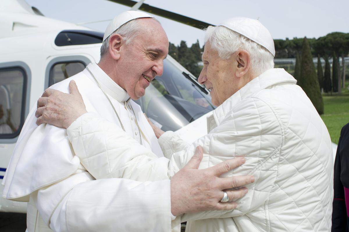 Nachdem Papst Franziskus die Amtsgeschäfte übernommen hatte, hielt sich Benedikt als Papa Emeritus stets aus der Öffentlichkeit fern. Am 2. Mai 2013 kehre er zurück in den Vatikan und bezog seinen Alterswohnsitz in einem renovierten Kolster. Benedikt gelobte seinem Nachfolger bedingungslosen Gehorsam.