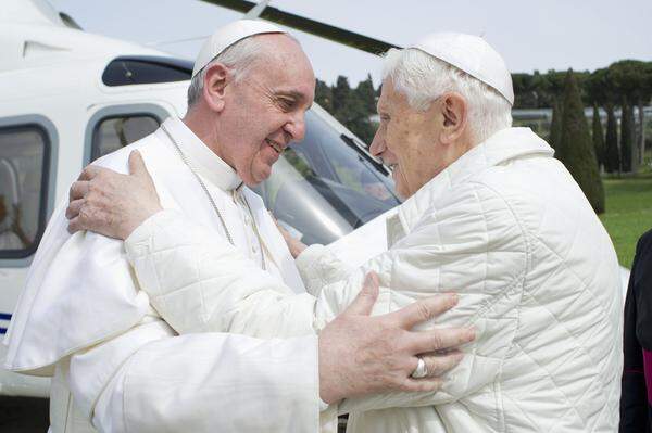 Nachdem Papst Franziskus die Amtsgeschäfte übernommen hatte, hielt sich Benedikt als Papa Emeritus stets aus der Öffentlichkeit fern. Am 2. Mai 2013 kehre er zurück in den Vatikan und bezog seinen Alterswohnsitz in einem renovierten Kolster. Benedikt gelobte seinem Nachfolger bedingungslosen Gehorsam.