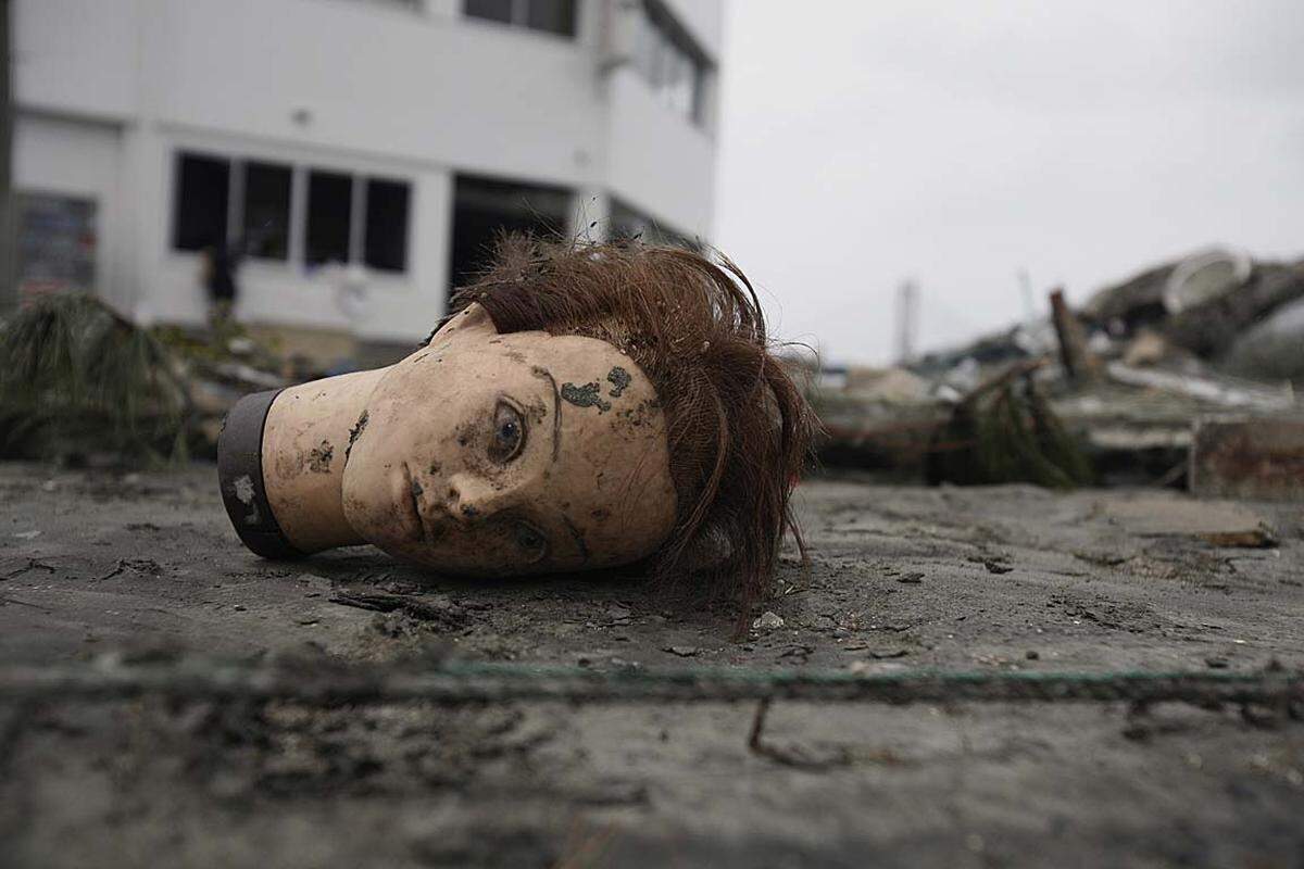 Dienstag (15. März): Der Kopf einer Schaufensterpuppe liegt in den Straßen von Soma.