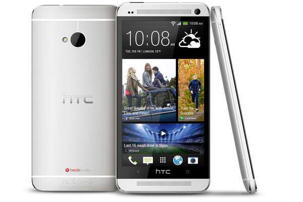 HTC setzt mit seinem schicken Aluminium-Flaggschiff bewusst auf weniger Megapixel - der Sensor soll dafür besonders viel Licht einfangen. Das Display weist derzeit die höchste Pixeldichte auf. HTC hat die Oberfläche von Android stark bearbeitet und bietet neben dem klassischen Homescreen einen an Windows-Phone erinnernden Überblick über Neuigkeiten.  4,7 Zoll (1080 x 1920 Pixel, 468 ppi), Android (4.1.2), Quad-Core-Prozessor (1,7 GHz), 2 GB RAM, 32 GB Speicher, 4 Megapixel/1080p, NFC, 2300 mAh, 143 Gramm  Die kleinere Ausführung, das HTC One mini, ist bereits erhältlich. Mit dem 4,3-Zoll Display ist die einhändige Bedienung kein Problem. Die Android-Version 4.2.2 ist vorab auf dem Gerät installiert. Auch die Akkulaufzeit liegt mit fast 7,5 Stunden im guten Schnitt.  Im September soll das Gegenstück zum mini, nämlich das HTC One Max, erscheinen. Das Phablet soll über einen 5,9-Zoll Display, 16 GByte internen Speicher und einen Fingerabdruckscanner zum Entsperren des Bildschirms verfügen.