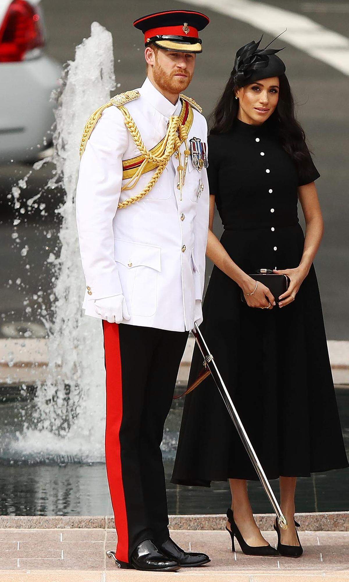 Zur Eröffnung des ANZAC Memorials im Hyde Park von Sydney trägt die „Mother-to-be“ ein schwarzes Kleid von Emilia Wickstead. Das royale Haupt schmückt ein klassischer Pillbox-Hut von Philip Treacy. Eine Givenchy-Clutch und Pumps von Tabitha Simmons runden das Outfit ab.