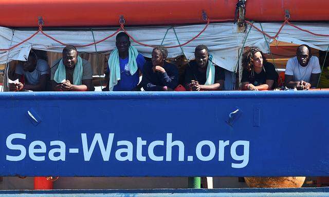 Odyssee im Mittelmeer: Die Migranten auf dem Rettungsschiff Sea-Watch 3 hoffen, bald in Italien an Land gehen zu können. 