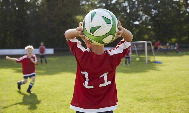 Soccer boy throwing ball on field model released Symbolfoto AUF00510