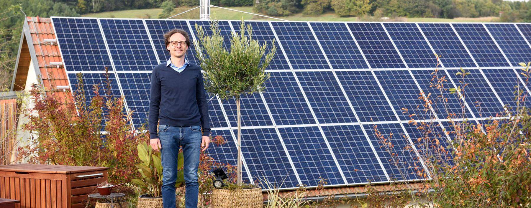 Matthias Katt vor der Solaranlage am Biohof „zum Grünen Baum“ in Porrau.