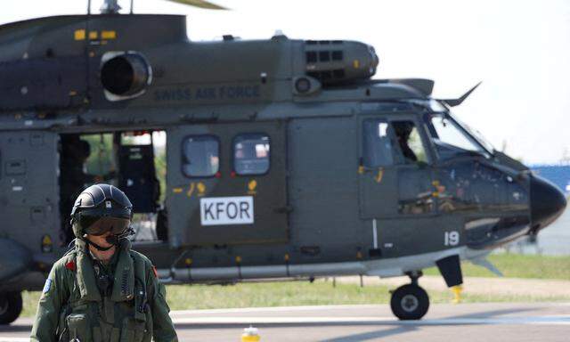 Ein Schweizer Pilot der Nato-geführten Kosovo Force (KFOR). (Archivbild)