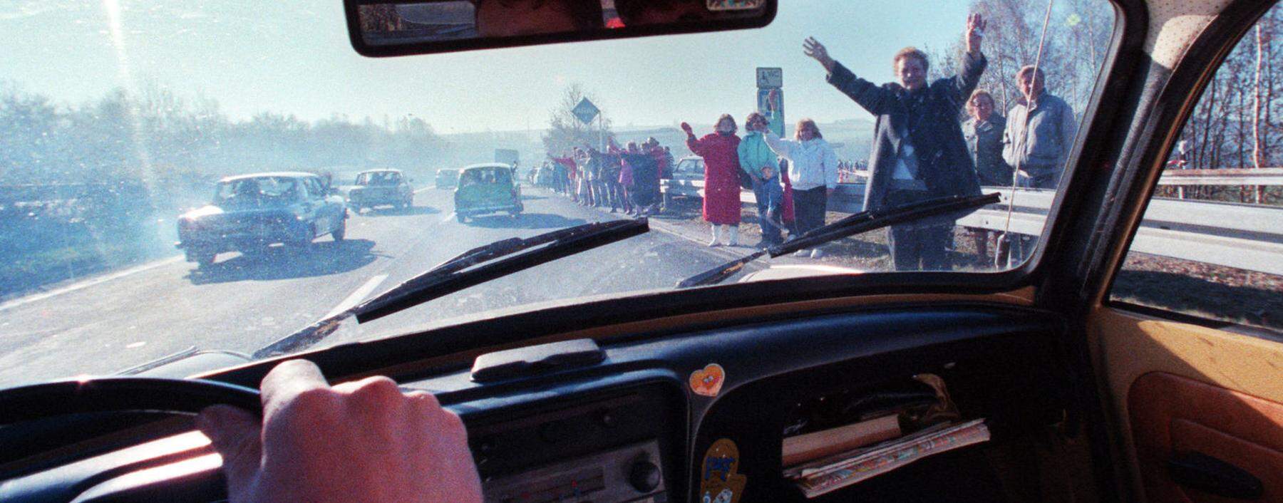 Im Trabi in den Westen: Bürger der Deutschen Demokratischen Republik überqueren im November 1989 die deutsch-deutsche Grenze.
