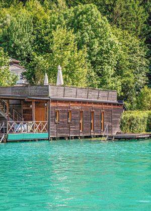 Derzeit eine Rarität: Haus mit großem Bootshaus am Wörthersee.