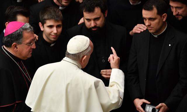 Papst Franziskus mit Priesteranwärtern am Vorabend der Vatikan-Konferenz über Missbrauch.