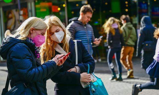 Im Handel dürfte wie in der Gastronomie und im Freizeitbereich wieder die FFP2-Maske eingeführt werden. Die entsprechende Verordnung verspätet sich allerdings.