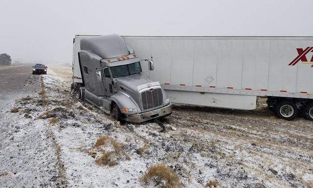 Das Wetter stört nicht nur den Flugverkehr - hier ein Bild von einem verunglückten Truck in Nebraska.