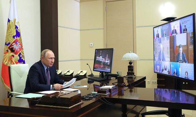 Russia Putin 8165464 14.04.2022 Russian President Vladimir Putin chairs a meeting on the situation in the oil and gas s